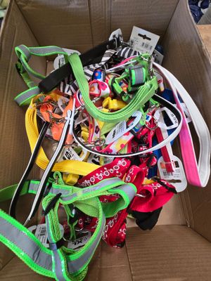une boîte en carton remplie d'articles divers à vendre