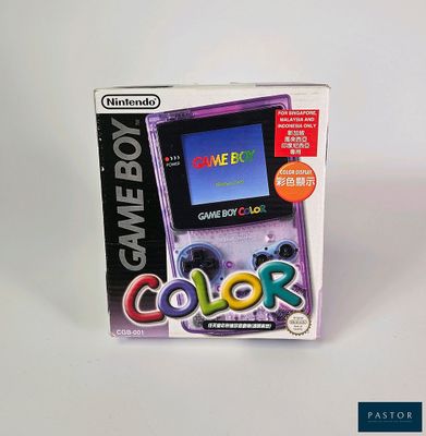 une image représentant une boîte de jeu contenant une Game Boy Color