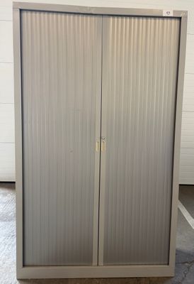 une photo d'une armoire de rangement en métal dans un garage