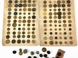 une vieille paire de boutons en bois et une boîte de vieux boutons
