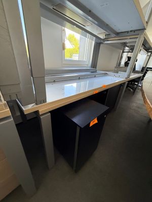 2 Bureaux rectangulaires Mise à prix : 80€ Suite LJ SAS SOCB…