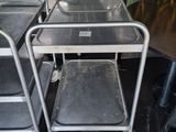 trois chaises et une table dans une pièce