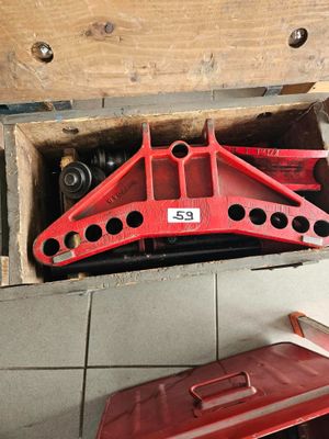 une boîte rouge contenant quelques outils