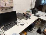 un bureau sur lequel se trouvent un ordinateur portable et un téléphone