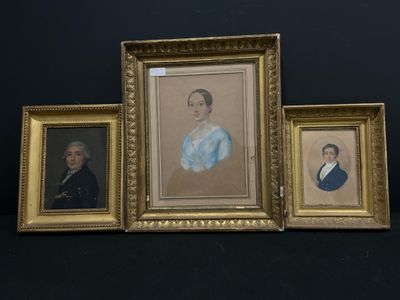 trois portraits encadrés représentant un homme et une femme sur fond noir