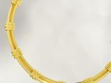 bracelet plaqué or jaune, orné d'un motif rond sur fond blanc