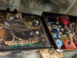 deux présentoirs de bijoux exposés dans une vitrine en verre