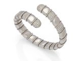 un bracelet manchette en or blanc et diamants