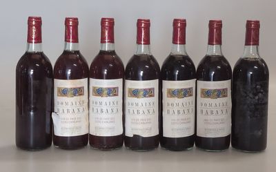six bouteilles de vin sont alignées sur une table