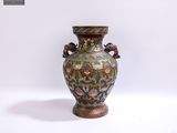 un vase posé sur une table à fond blanc