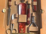 une boîte contenant tout un tas d'outils différents