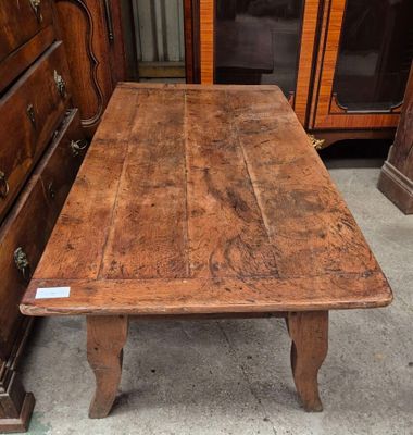 une table en bois qui se trouve dans une pièce