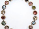 gros plan d'un collier sur une surface blanche