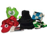 un tas d'objets comprenant un sac à dos, un bonnet, une écharpe et d'autres objets