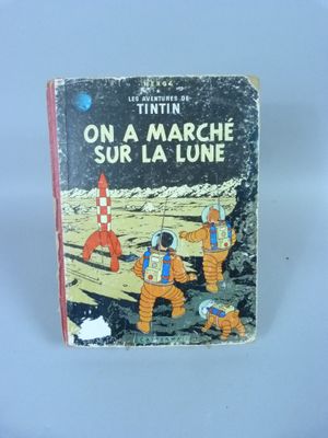 Le livre « Une promenade sur la Lone » est posé sur une table
