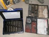 une boîte à outils posée par terre à côté d'une paire de chaussures