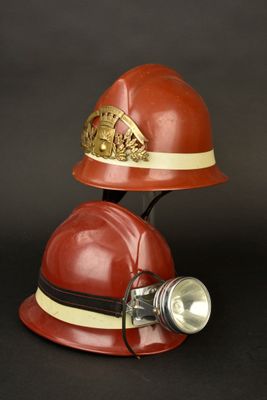 un casque de pompier rouge muni d'une lampe