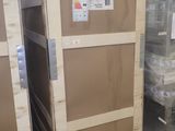 de nombreux cartons posés sur des palettes dans un entrepôt