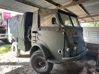 un camion militaire garé dans un garage