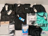 beaucoup de vêtements posés sur une table