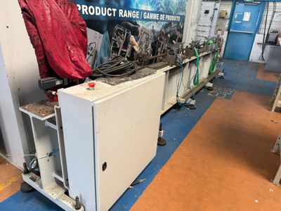 une machine qui se trouve dans une pièce et qui est recouverte d'une housse rouge