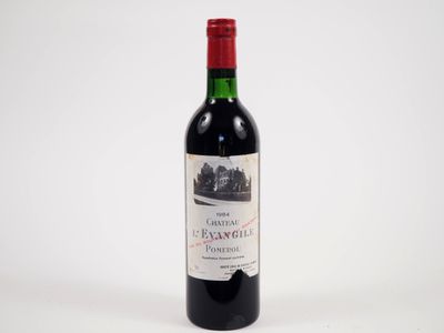 gros plan d'une bouteille de vin rouge sur fond blanc