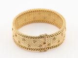 un bracelet en or avec un motif tressé et un fermoir