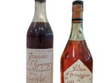 deux bouteilles de vin posées l'une à côté de l'autre sur une surface blanche