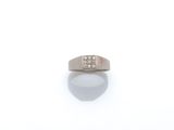 une image d'une bague en diamant sur une surface blanche