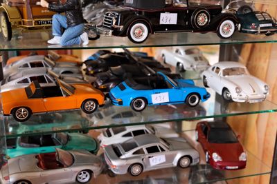 de nombreuses voitures-jouets exposées dans une vitrine