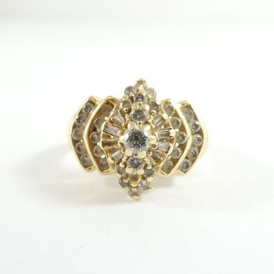 une image d'une bague en or avec des diamants sur un fond blanc