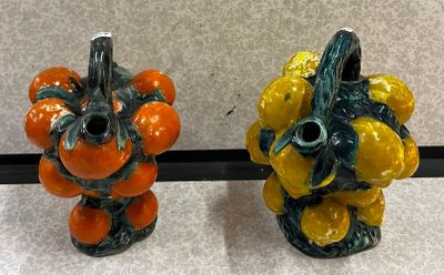 deux vases décorés d'oranges, posés sur une table