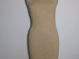 une photo d'une robe sur un mannequin posé sur un support