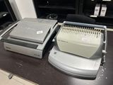 il y a beaucoup de fournitures de bureau sur le bureau de cette pièce