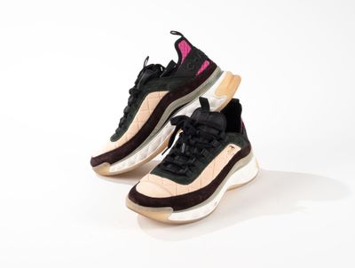 La Nike Air Max 95 se décline dans une palette de couleurs noir, rose et blanc