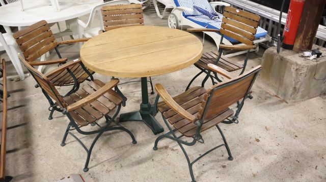 Mobilier de jardin en métal peint vert et bois comprenant une tab...