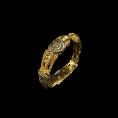 une image représentant une bague en or ornée d'un motif circulaire