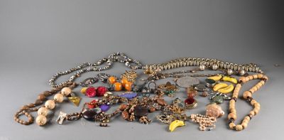 beaucoup de colliers et de bracelets posés sur une table