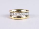 gros plan d'une bague en or et diamants sur fond blanc