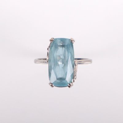 Gros plan sur une bague ornée d'une topaze bleue