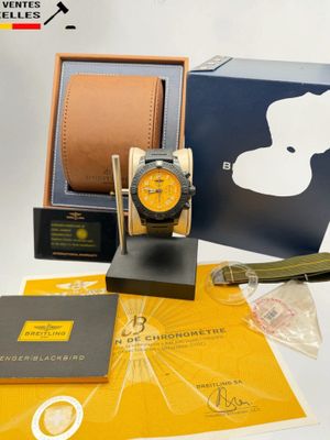 une boîte sur laquelle sont posés une montre, un portefeuille et d'autres objets