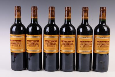 six bouteilles de vin rouge sont alignées