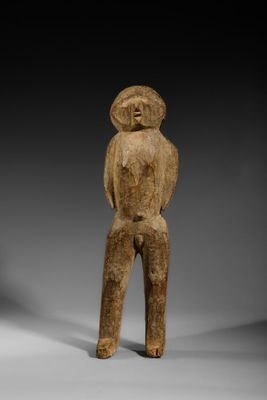 l'image d'une statue d'un homme avec un chapeau sur la tête