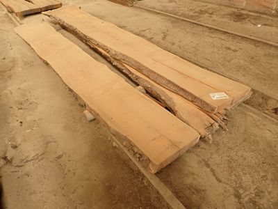 plusieurs pièces de bois sont empilées dans une pièce