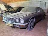 une voiture garée dans un garage avec d'autres voitures