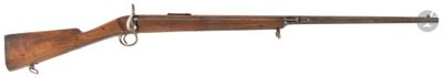 un vieux fusil avec un canon en bois sur fond blanc