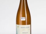 une bouteille de vin posée sur une table