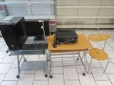 un bureau sur lequel se trouvent un ordinateur portable et une imprimante