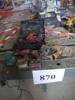 une table sur laquelle sont posés de nombreux outils