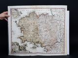 une personne tenant une carte de l'Irlande devant un fond noir